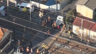 踏切で電車と車が衝突 大阪・阪和線、男性けが