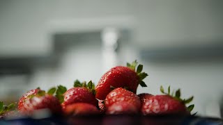 Cinematic Video FUJIFILM XT-4 Banana Strawberry Fruit Milk Smoothie (Cocktail) 4K. screenshot 5