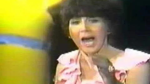 QUETA GARAY CANTA LAS CARICATURAS ME HACEN LLORAR