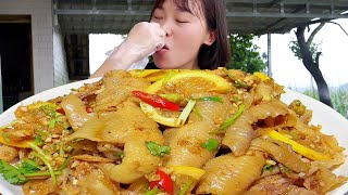 Qiu Mei has come to chew chicken feet again. It is crisp  crisp  delicious  sour and spicy. In summ