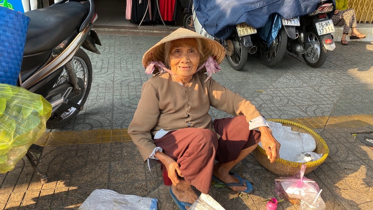 Bà nội 95 tuổi mừng rỡ khi được xuất hiện trên tivi - YouTube