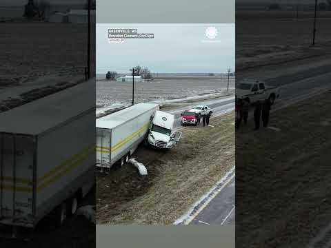 عاصفة جليدية تحول طرق ميسيسيبي إلى طرق خطرة انزلاق السيارات والشاحنات