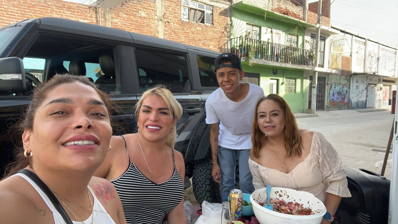 Comiendo mariscos con Magda y wendy