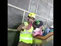 رجل امن سعودي بالحرم المكي يمازح طفله .