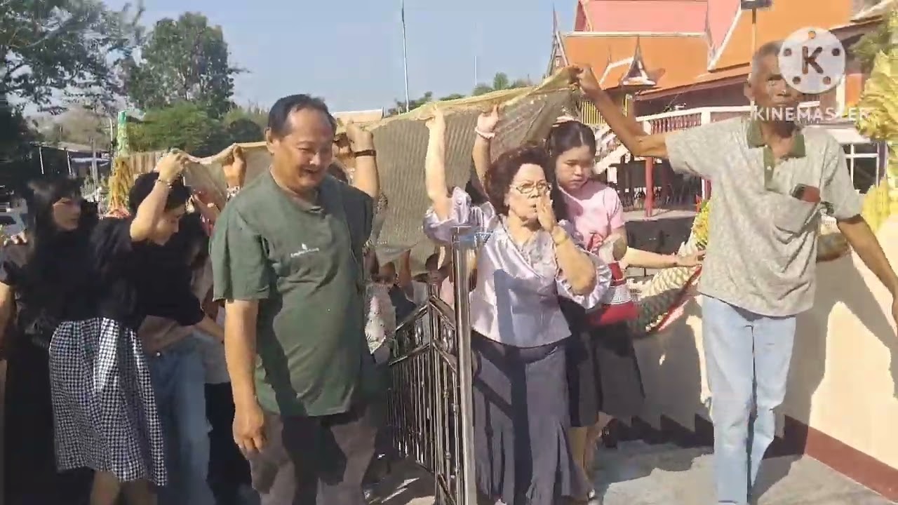 ห่มผ้าให้หลวงพ่อใหญ่