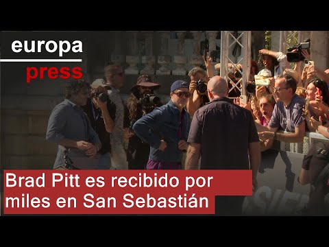 Cientos de personas reciben a Brad Pitt a su llegada a San Sebastián