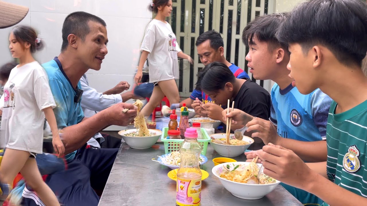 Quán Này Ngon Rẽ Mà Có Gái Xinh Thì Thứ Gì Chịu Nổi