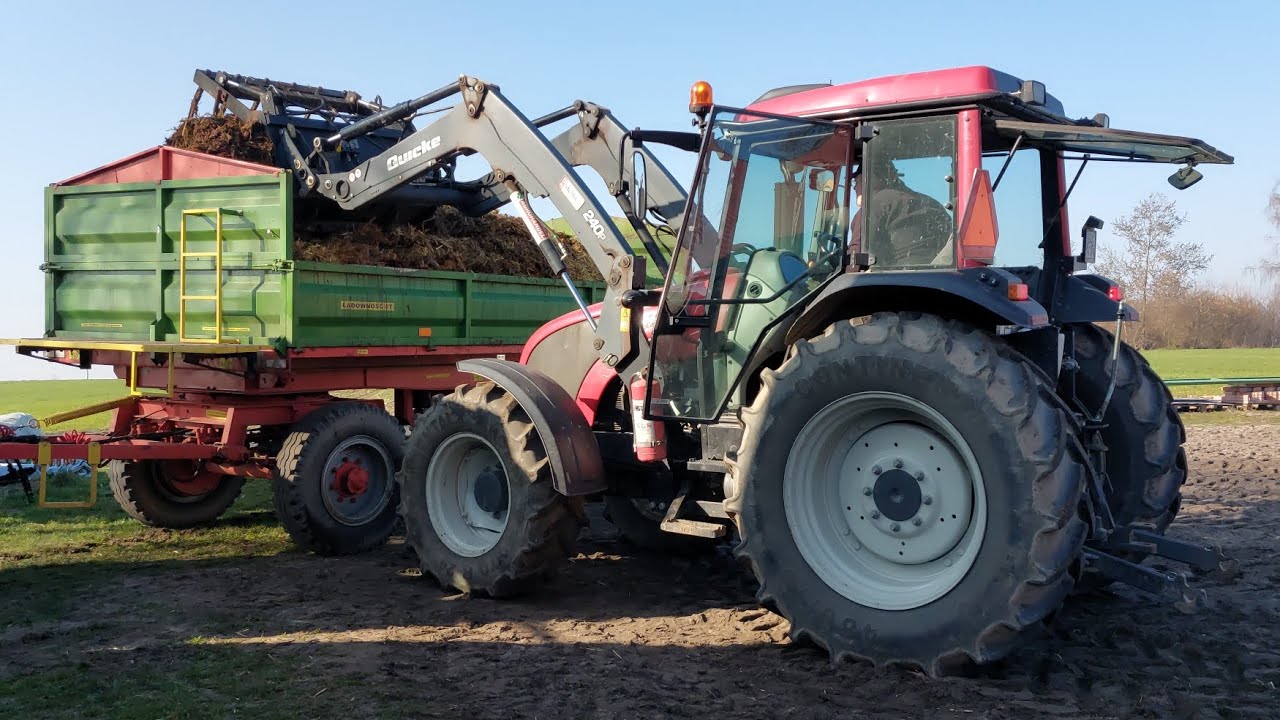 Załadunek obornika z komór na przyczepy. Valtra A83, Renault Ares 630RZ, Autosan D-55, D-47, Quicke