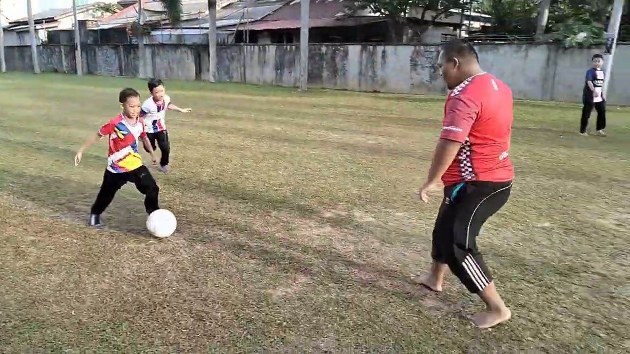 Muqri' tunjuk skills main bola