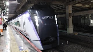 [MH2回あり！]E353系 S111編成 特急おうめ1号青梅行がMHを2回鳴らしながら立川駅6番線に12分遅れて入線するシーン