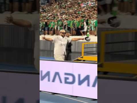 في لقطة غريبة إلياس المالكي يقتحم أرضية ملعب مبارة الجيش و الرجاء و الأمن يقبض عليه 