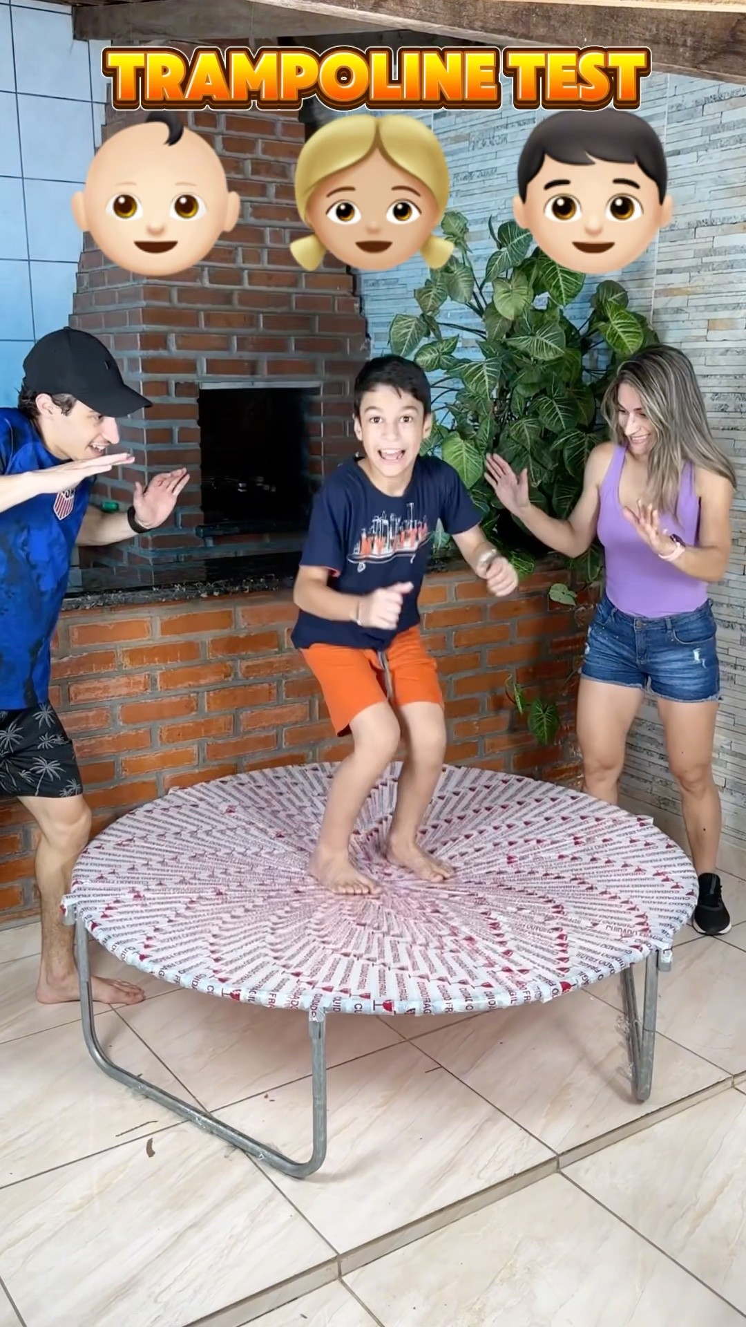 Testamos o trampolim com 3 pessoas?!? #shorts #challenge