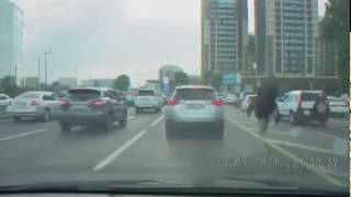 В Алматы всадник на страусе бегает по дорогам, подрезая автомобили.