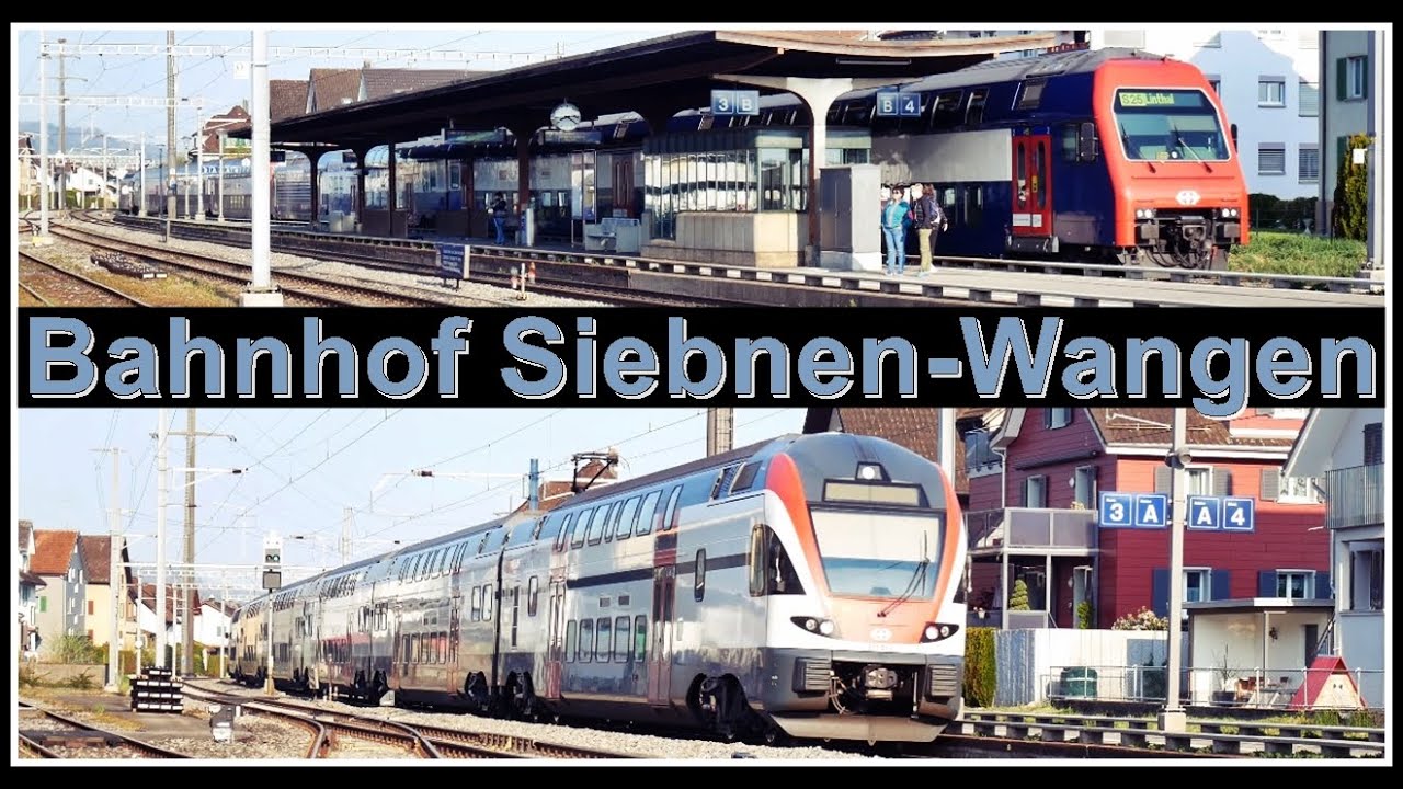 Postautos und Züge beim Bahnhof Siebnen-Wangen, Kanton Schwyz, Schweiz 2021