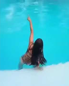 Natalie Sarah Lompat tinggi ke kolam renang