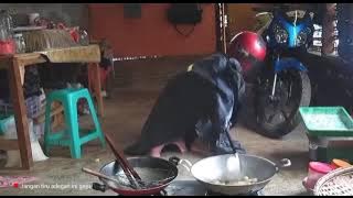 Masak Pakai Jas Hujan Dan Helm