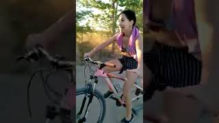 Que golpe en una bici😱 pero sus amiga se reiron y lo recordara toda se vida 🚲.