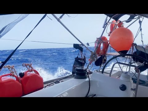 ⁣Veleiro Barba Negra #335 - 32 kt de vento na cara! Surra de mar em Mylos! 😰😱