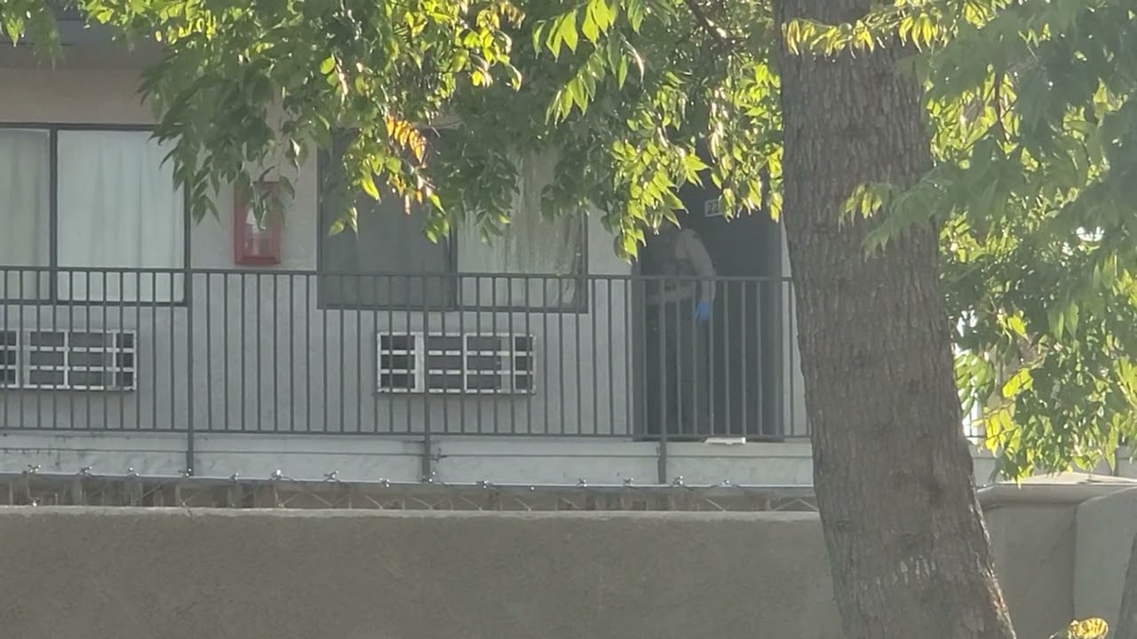 В Бейкерсфилде, штат Калифорния, произошло нападение с применением холодного оружия. Мотель 6, Ол...