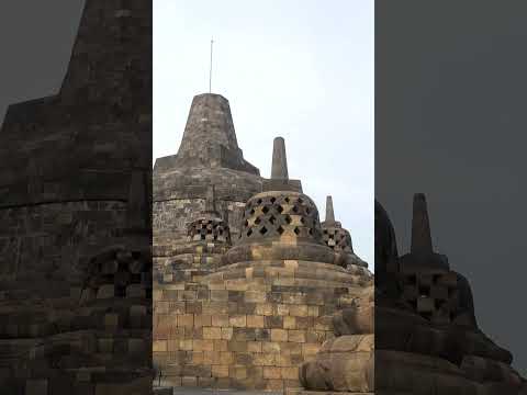 Video: Borobudur: Jättiläinen buddhalainen monumentti Indonesiassa