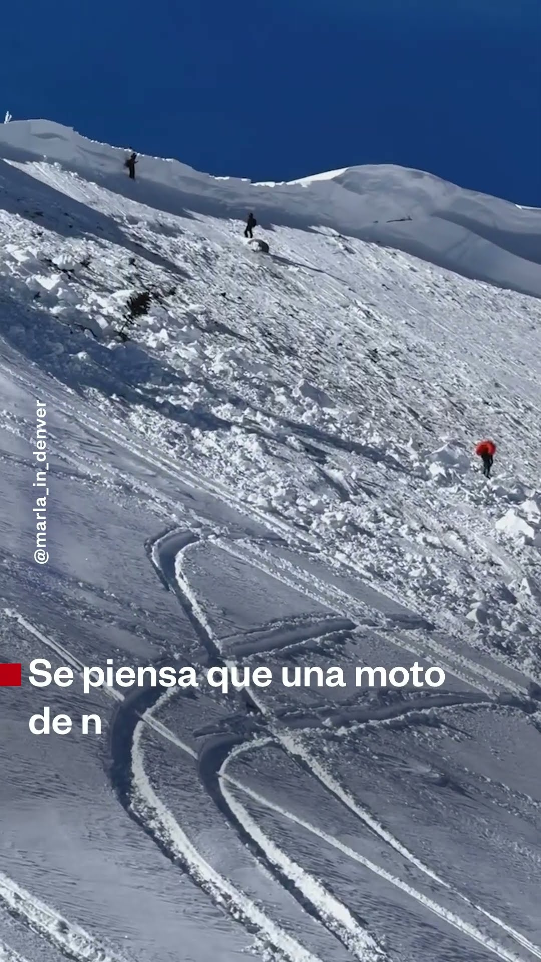 Una avalancha sepulta brevemente a tres personas | Noticias Telemundo