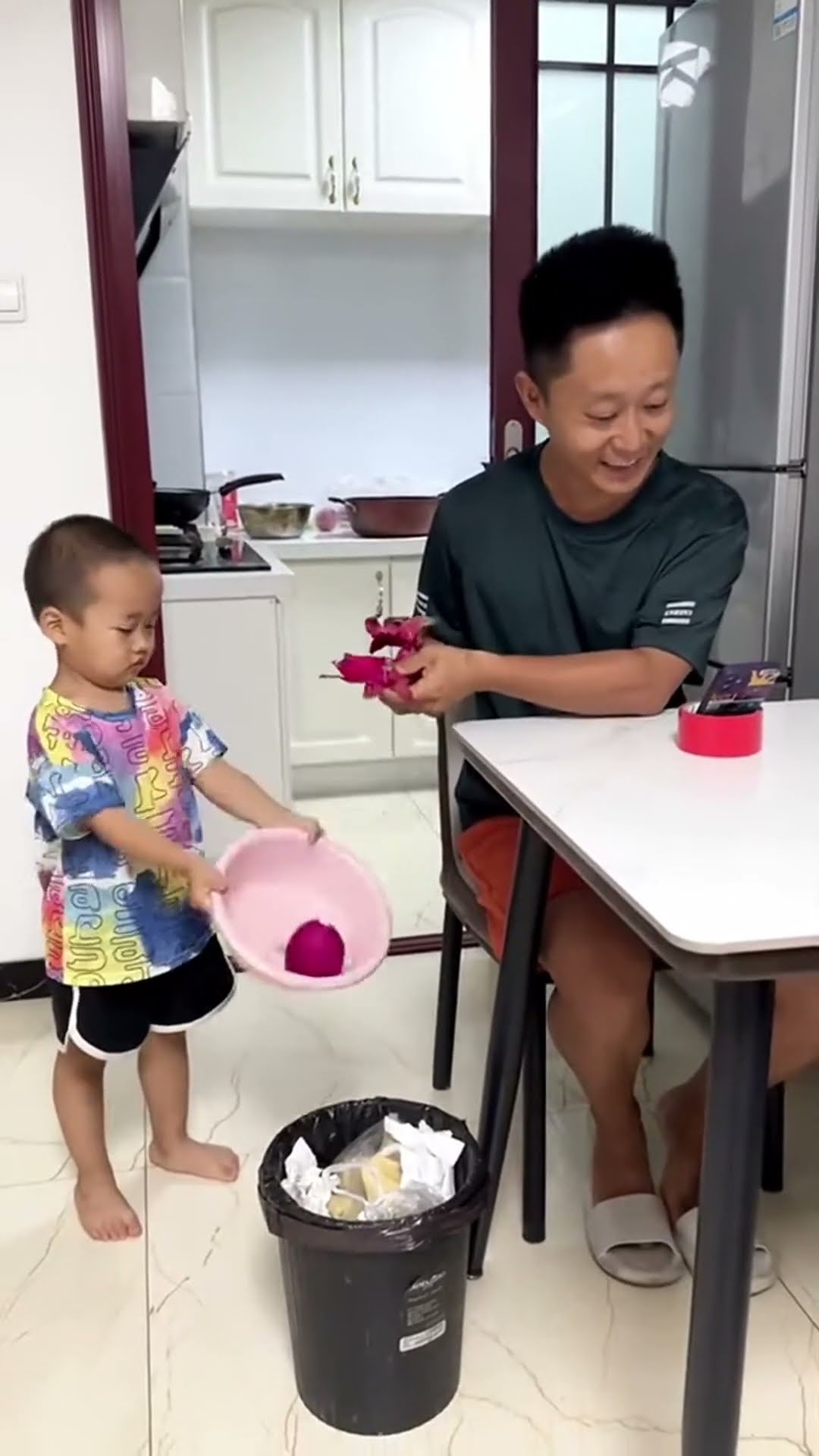 爸爸这次又懵圈了 ，火龙果没有果#Cute baby#Cute#呆萌小米宝#聪明宝宝#萌娃