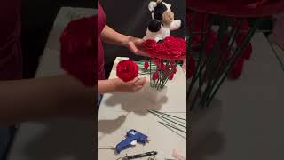 Cómo armar un ramo de 30 rosas con peluche #ramos #rosas #rosaseternas #tutorial