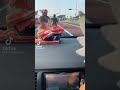 一般人がとある、暴走族に警察のサイレンを鳴らすと振り返った様子の動画になります