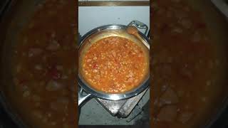 bezdomovec vaří fazole