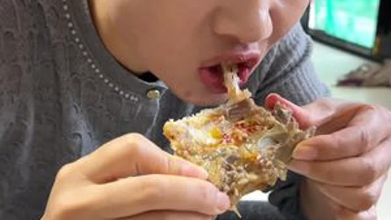 言传身教真的很重要，从有记忆以来，妈妈给我的印象就是特别好客，她从不踩高捧低，也不嫌贫爱富。来到家里的客人她总是把家里最好的食物拿出来招待。而我深深的被妈妈影响了