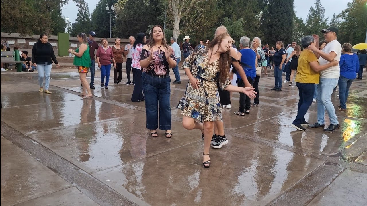Lloviendo a cántaros y la familia bailando