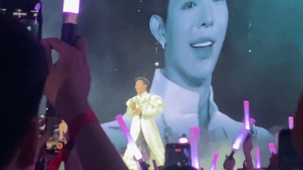 erik nữa nè, hình như là dù cho tận thế vẫn yêu em Hòa Minzy BắcBling CONCERT