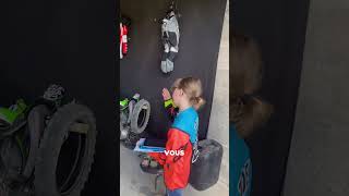 Zoe 9 ans, présente son garage 🔥