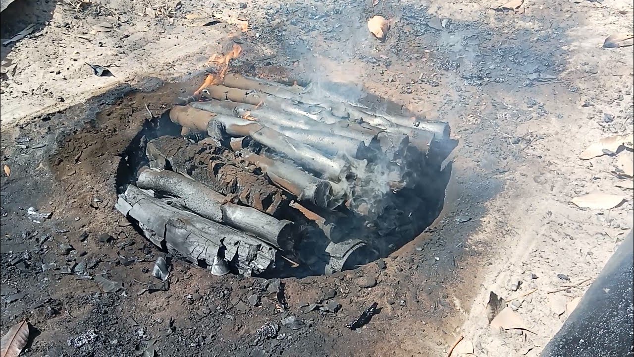 เผาถ่านแบบนี้ถ่านออกมาเป็นแท่งสวย สามวันเก็บมาใช้ได้เลย วิถีไทบ้าน วิถีไทอุบลฯ