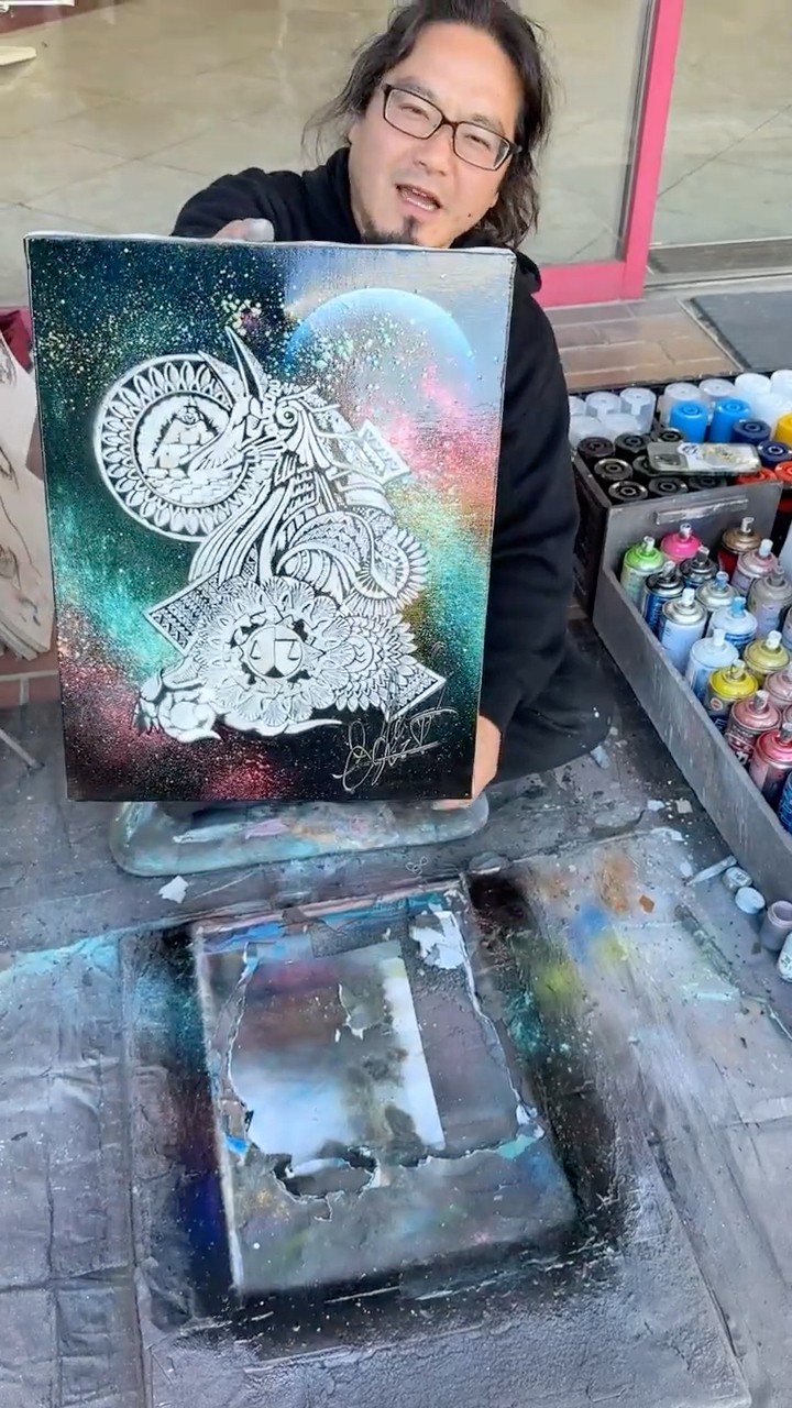 She asked them to spray paint this canvas.#スプレーアートエデン