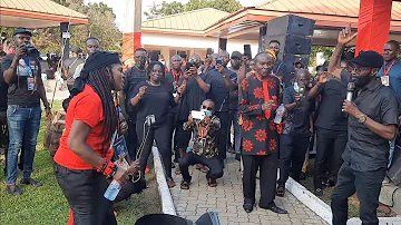 Akosua Agyapong (dancing queen) and Pat Thomas comforted Nana Ampadu's family 👪