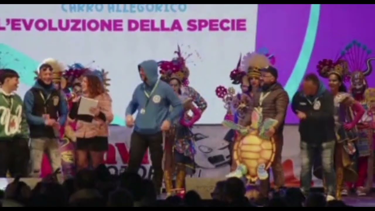 Donazione tartaruga in cartapesta a Marevivo Sicilia ets sul palco del Carnevale di Sciacca.