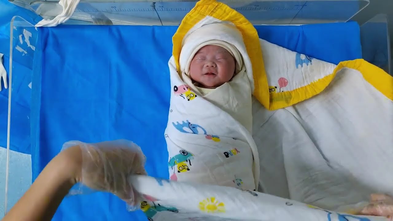 Newborn Swaddle Tutorial | How Nurses Wrap Babies in the Delivery Room