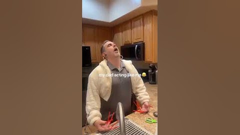 This dad acting like his daughter is hilarious 😂