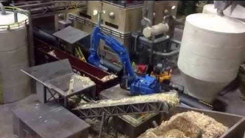 Working N Scale wood chip unloaded