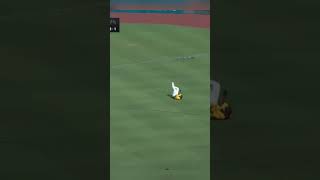 Jj Bleday Se Lanza Para Atrapar Y Hacer El Out