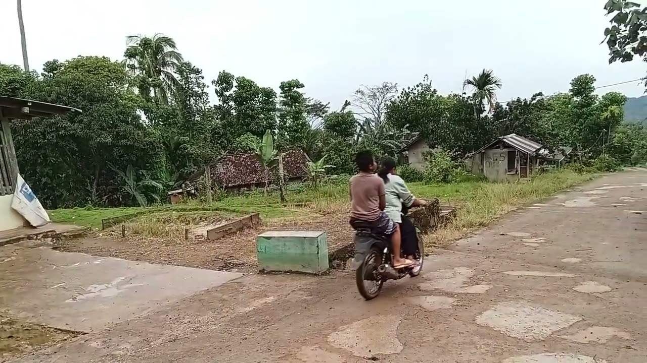 Perjalanan dari desa subik melintasi perkampungan banyak Lika liku tanjakan