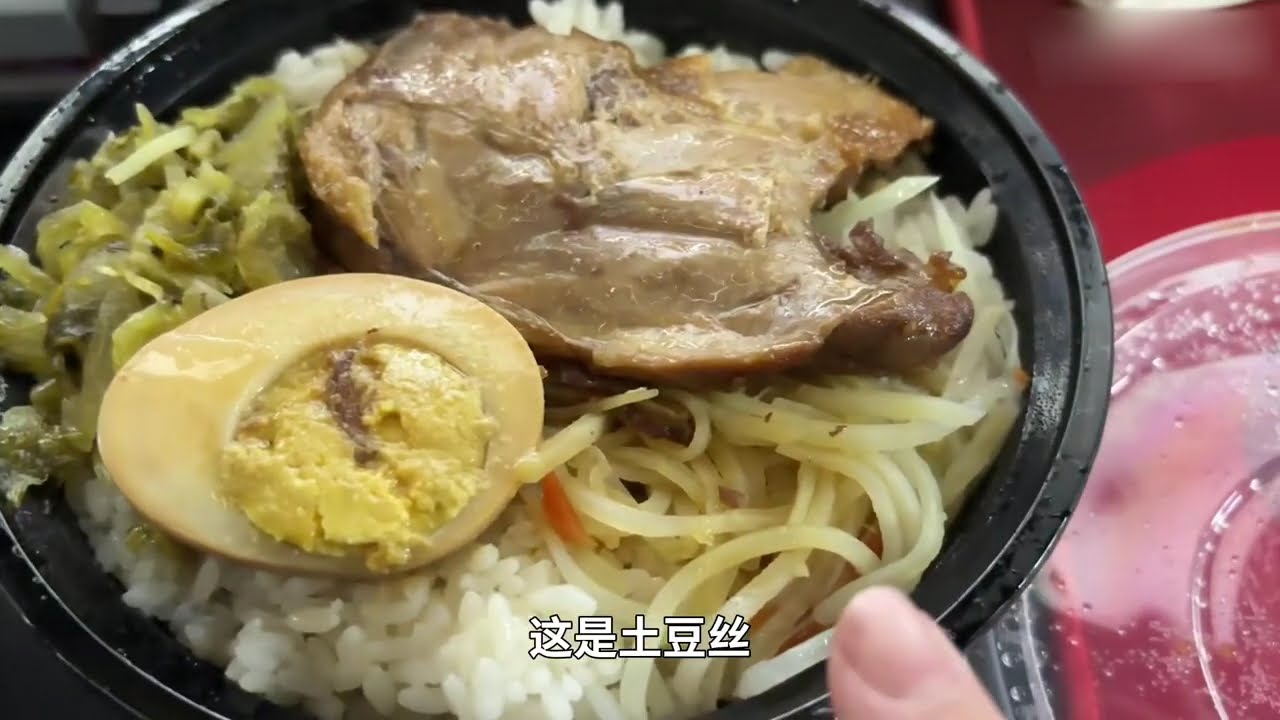 挂壁房空调坏了，屋内41度像桑拿房，房东联系不上跑去网吧吹空调