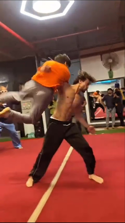 😳 SHOCKING 🔥 #tigershroff beats a Man with one hand 💪 #shorts