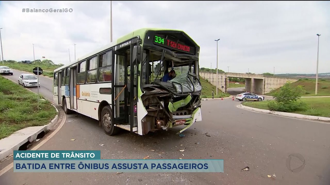 ACIDENTE DE TRÂNSITO BATIDA ENTRE ÔNIBUS ASSUSTA PASSAGEIROS