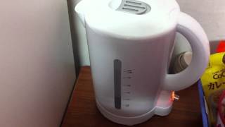 オーストラリアで購入したケトル お湯を沸かす Switch on a kettle and boil water