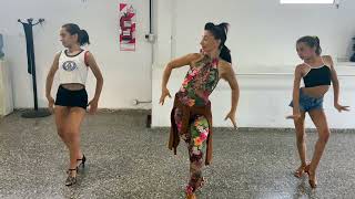 2 NIÑAS INCREIBLES BAILANDO BACHATA EN LA CLASE DE LETICIA BELTRAN