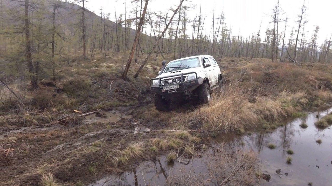 Спорт и два хайлюкса по вездеходной дороге.