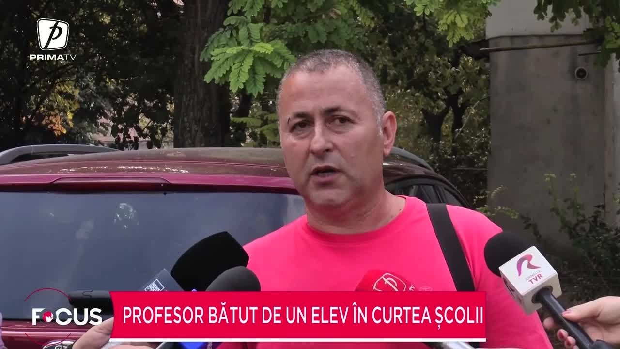 Profesor bătut de un elev în curtea școlii