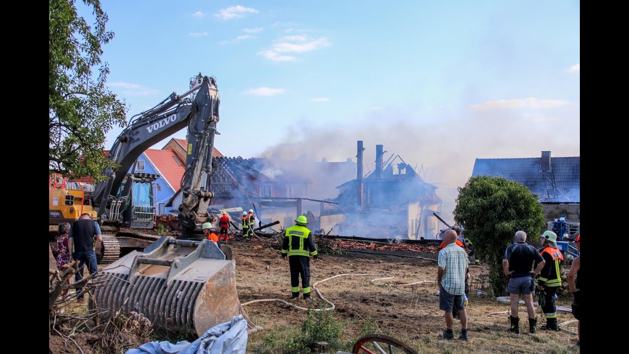 Wind und Trockenheit: Scheunenbrand greift auf mehrere Gebäude über